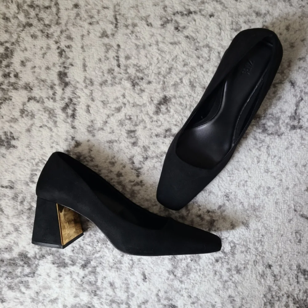 Heels - Picture 4 of 6